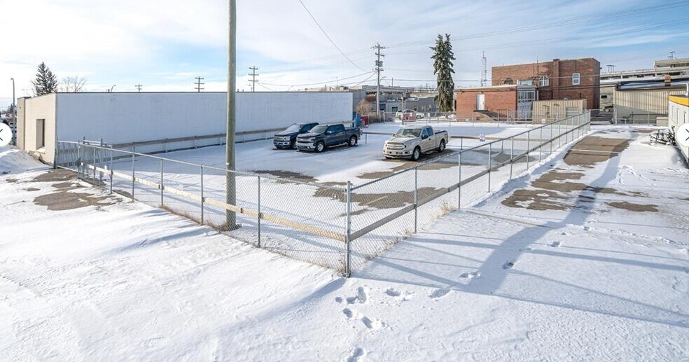 More Photos Of 4901-4911 50 St, Lloydminster Office For Lease