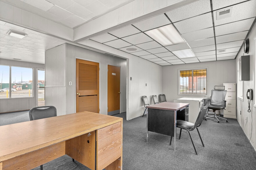 More Photos Of 6120 N Dort Hwy, Flint Service For Lease