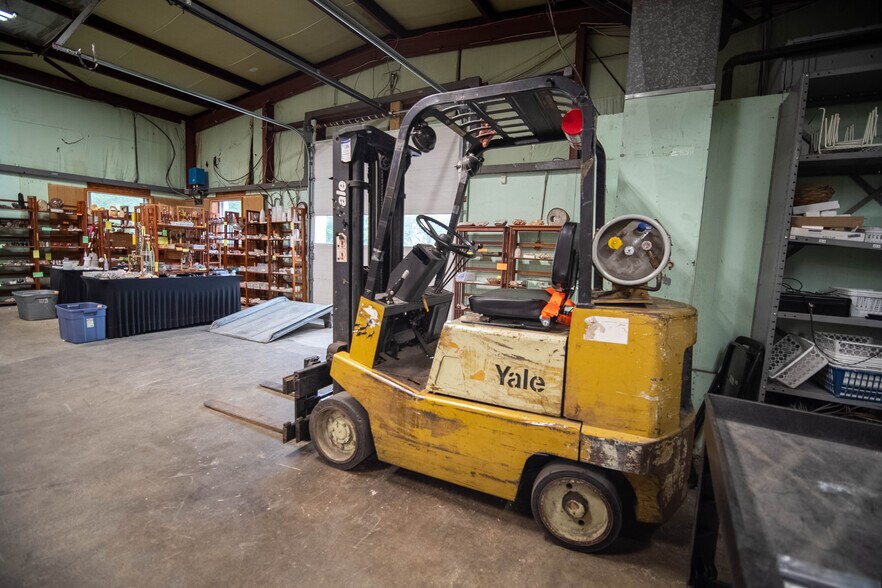 More Photos Of 300 Taugwonk Rd, Stonington Warehouse For Lease