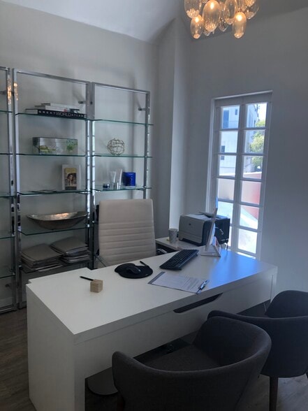 More Photos Of 450 S Beverly Dr, Beverly Hills Office For Lease