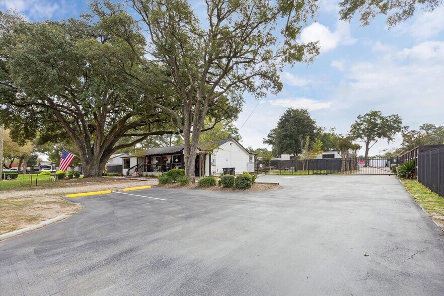 More Photos Of 5225 E 5th St, Katy Light Manufacturing For Sale