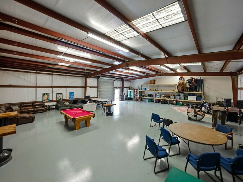 More Photos Of 2404 Longhorn Ave, Lakeland Manufacturing For Sale