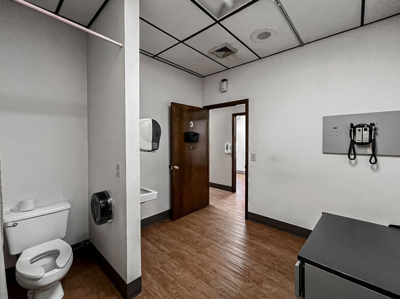 More Photos Of 119 W Lowman St, Mullins Medical For Sale