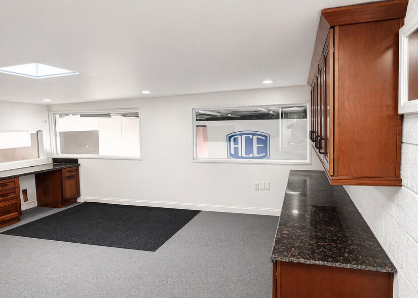 More Photos Of 1302 N Rhinestone Dr, Prescott Showroom For Lease
