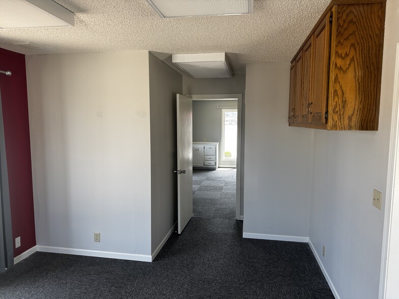 More Photos Of 506 N Maguire St, Warrensburg Office For Sale