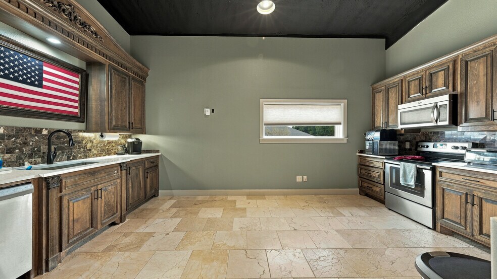 More Photos Of 207 Eastridge Rd, Granbury General Retail For Sale
