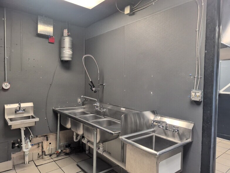 More Photos Of 45788 Woodward Ave, Pontiac Restaurant For Lease