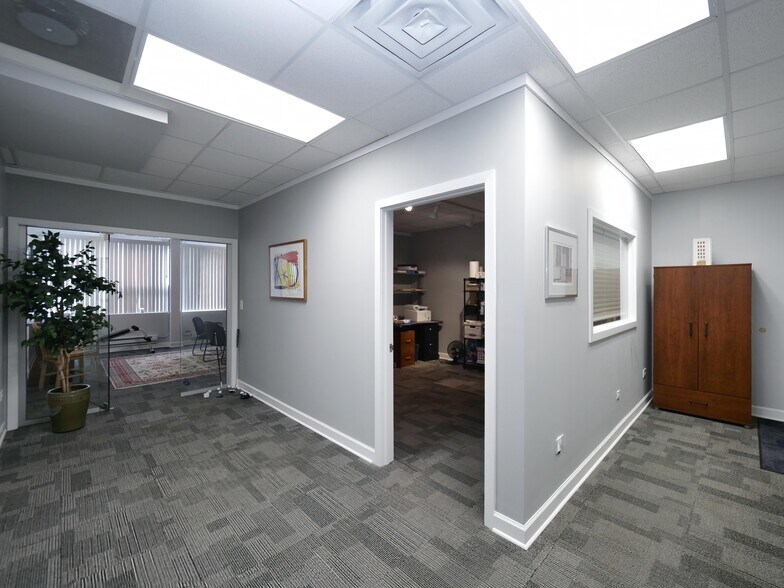 More Photos Of 7300 N Cicero Ave, Lincolnwood Loft Creative Space For Sale