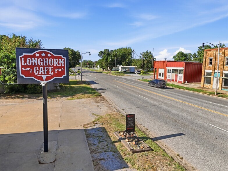 More Photos Of 112 N Chisholm Trl, Dover Restaurant For Sale