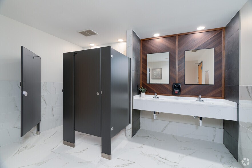 More Photos Of 17998 Chesterfield Airport Rd, Chesterfield Office For Lease