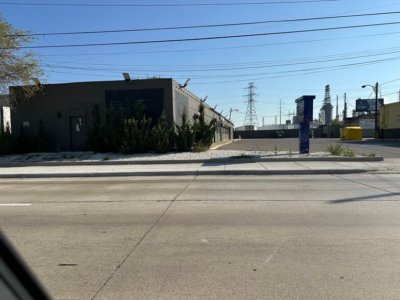 More Photos Of 465 S Schaefer Hwy, Detroit Freestanding For Lease