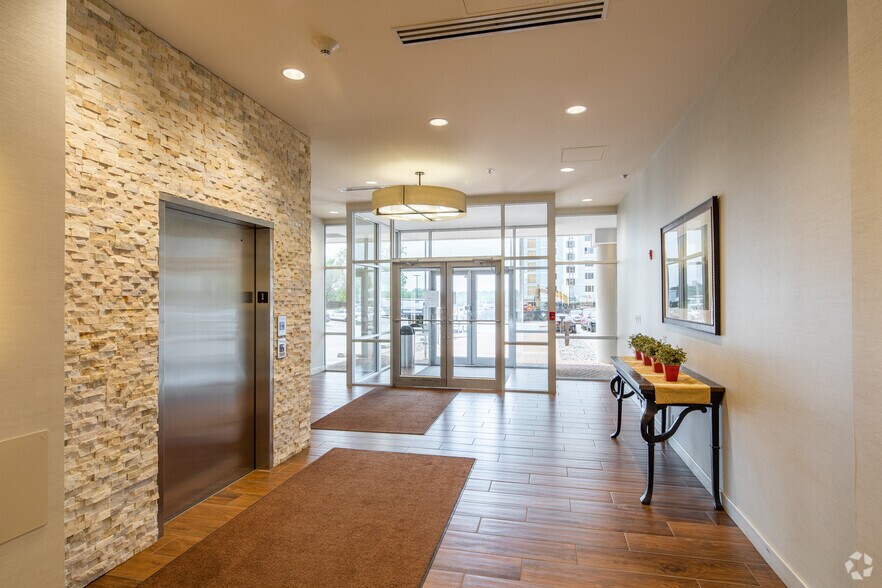 More Photos Of 1699 S Hanley Rd, Brentwood Office For Lease