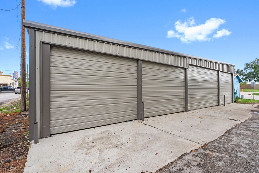 More Photos Of 107 N Danville St, Willis Showroom For Lease