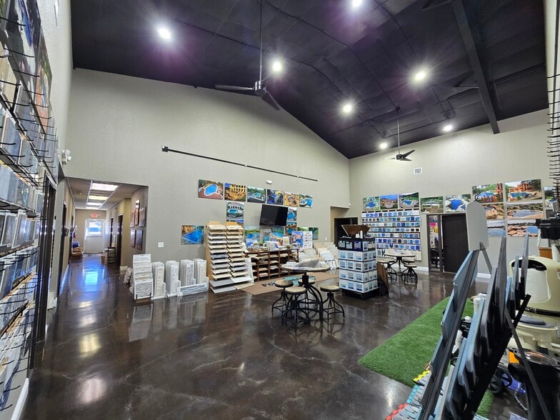 More Photos Of 13318 Western Oak Dr, Helotes Storefront Retail Office For Sale