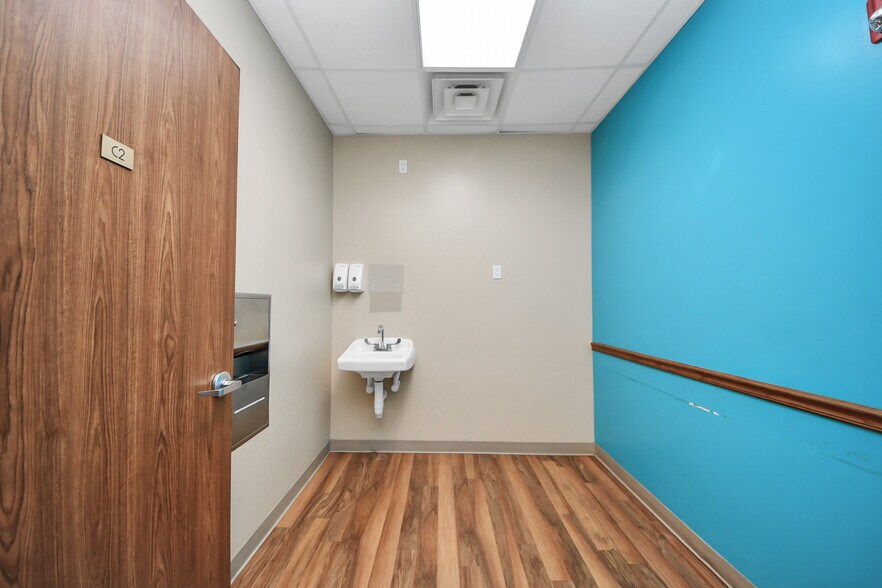 More Photos Of 3521 Town Center Blvd, Sugar Land Medical For Lease