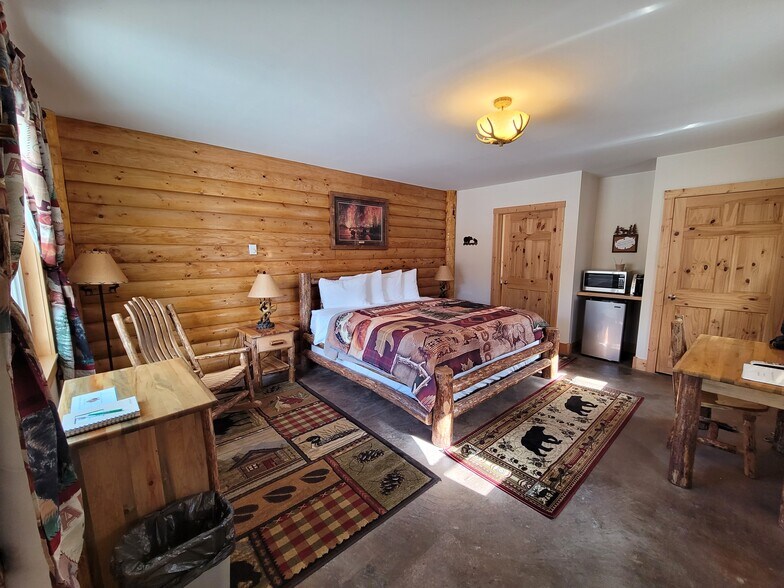 More Photos Of 4 Maiden Basin Dr, Gardiner Hospitality For Sale