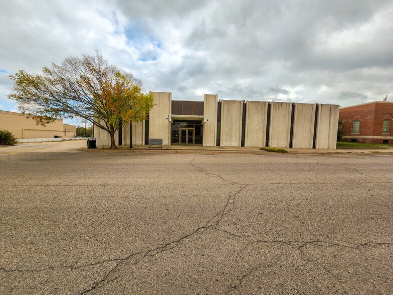 More Photos Of 215 N Bell Ave, Shawnee Light Manufacturing For Lease