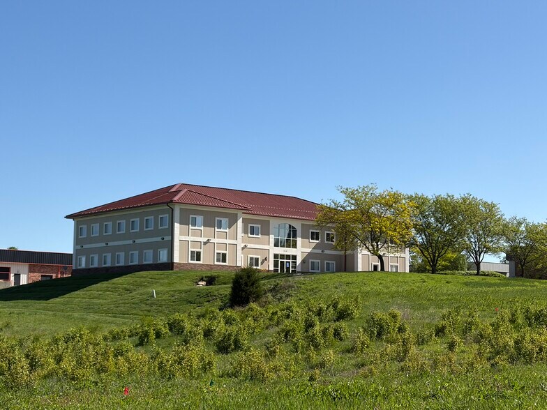 More Photos Of 4120 NE Port Dr, Lee's Summit Office For Sale