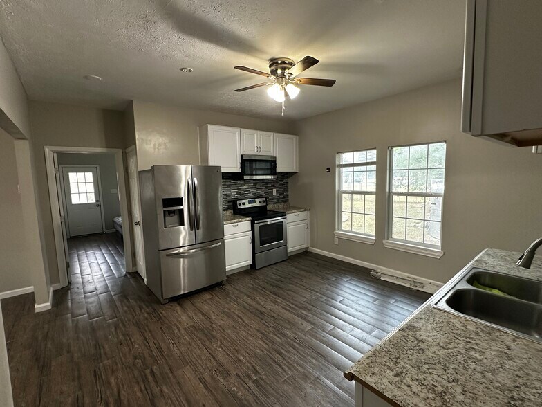 More Photos Of 309 Railroad St, Buda Office For Sale