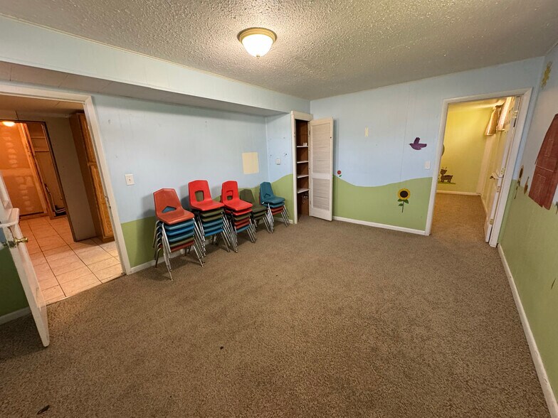 More Photos Of 402 S 7th St E, Riverton Flex For Sale