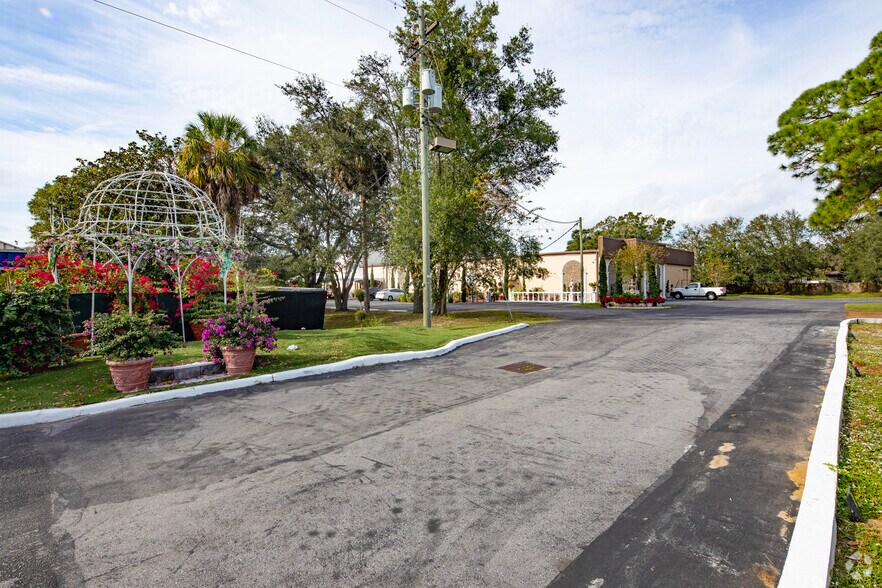 More Photos Of 6463 W Hillsborough Ave, Tampa Industrial For Lease