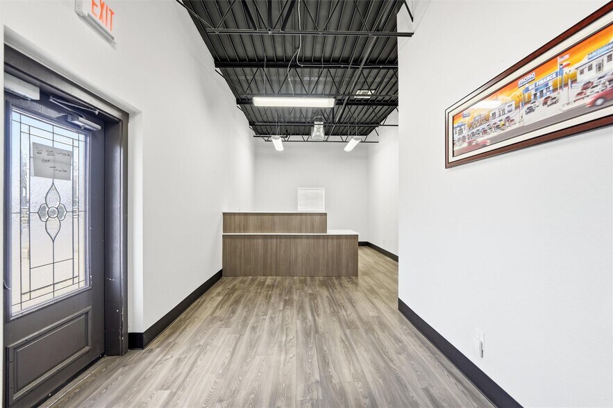 More Photos Of 1300 E Belknap St, Fort Worth Showroom For Sale