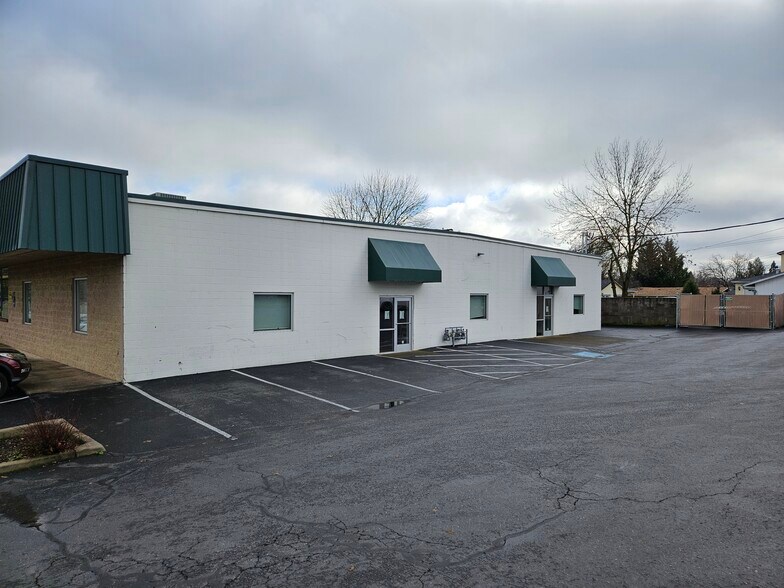 More Photos Of 1775 N 10th St, Central Point Storefront Retail Office For Lease