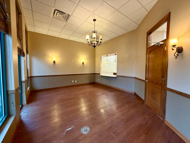 More Photos Of 2127 Midlands Ct, Sycamore Medical For Sale