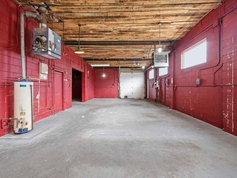 More Photos Of 828 W 14 Mile Rd, Clawson Warehouse For Lease