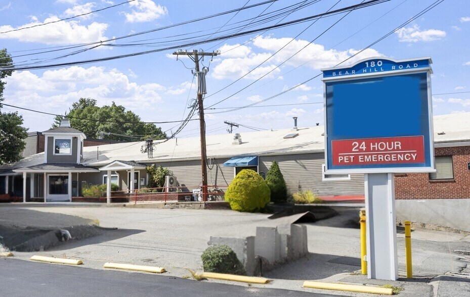 More Photos Of 180 Bear Hill Rd, Waltham Hospital For Lease