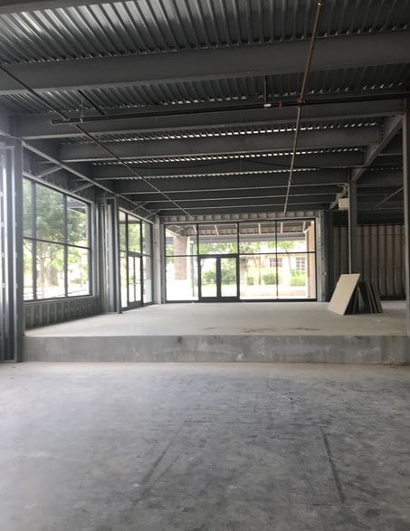 More Photos Of 409 N Oak St, Roanoke Storefront Retail Office For Lease