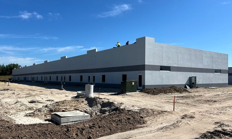 More Photos Of 16103 Lee Rd, Fort Myers Light Manufacturing For Lease