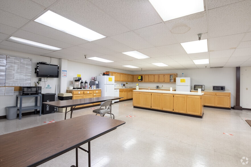 More Photos Of 21310-21314 Lassen St, Chatsworth Warehouse For Lease