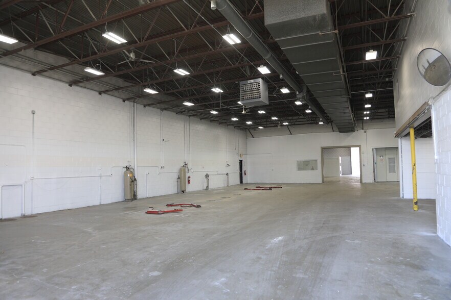More Photos Of 2080 Harlem Ave, Riverside Auto Repair For Lease