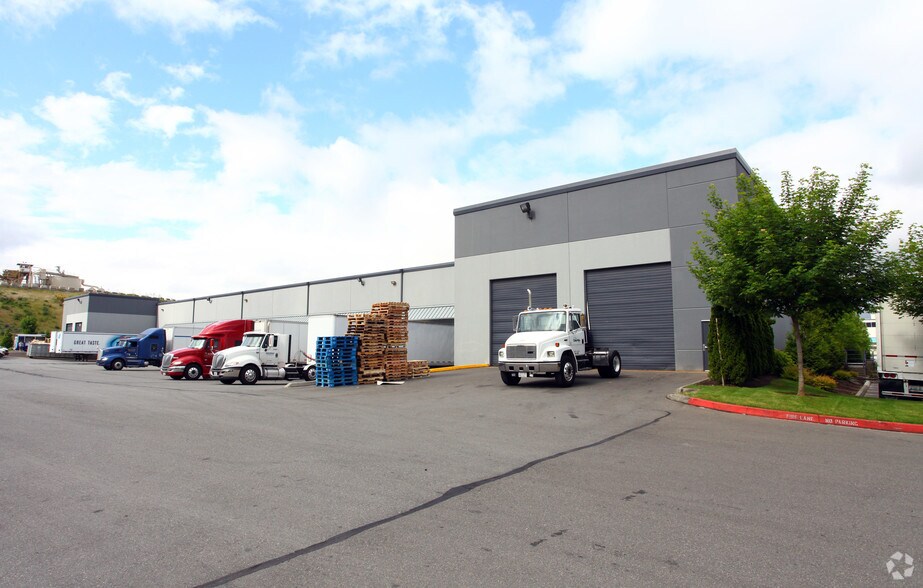 More Photos Of 6611 Associated Blvd, Everett Warehouse For Lease
