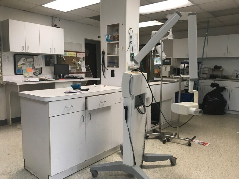 More Photos Of 19200 Allen Rd, Trenton Veterinarian Kennel For Lease