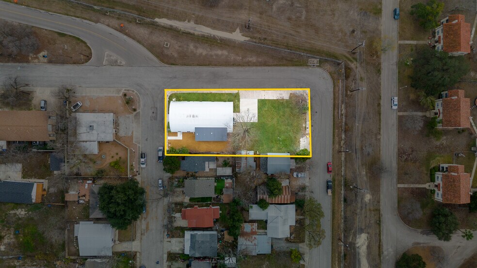 More Photos Of 322 Lucas St, San Antonio Auto Repair For Lease