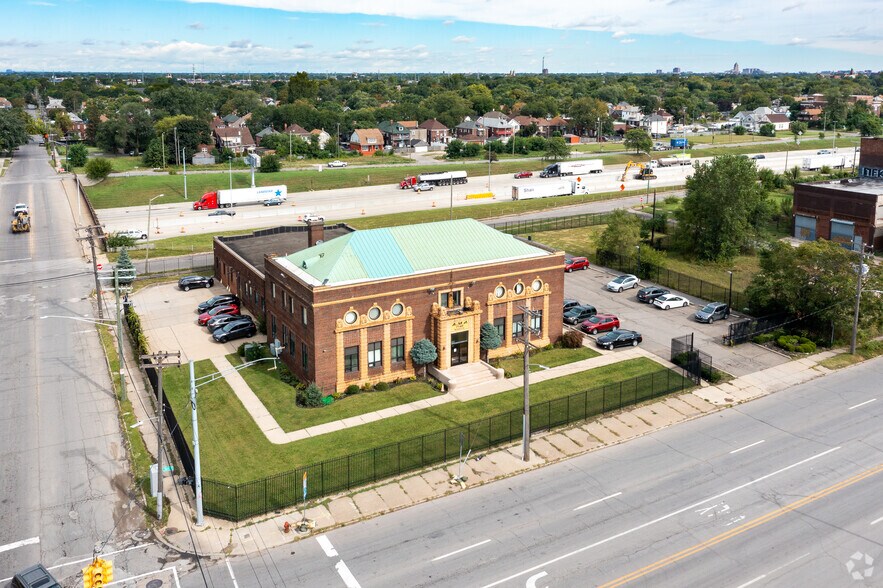 More Photos Of 7140 W Fort St, Detroit Office For Lease