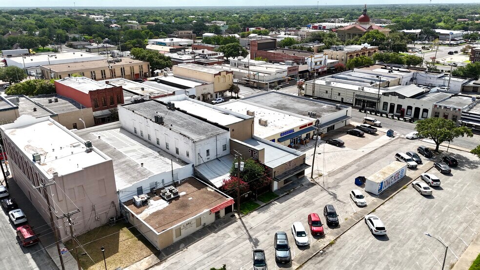 More Photos Of 209 N Washington St, Beeville Bar For Sale