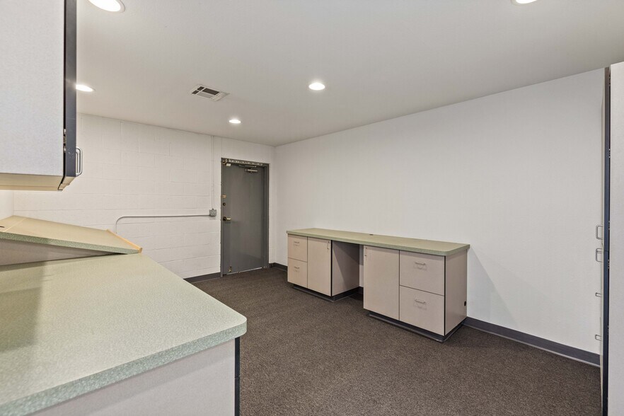 More Photos Of 38559 E 6th St, Palmdale Warehouse For Sale