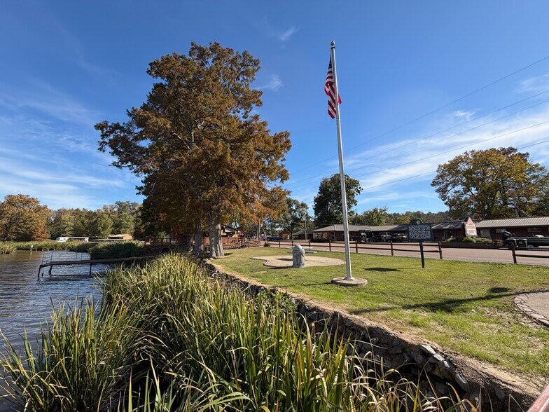 More Photos Of 600 E Lakeview Dr, Hornbeak Restaurant For Sale