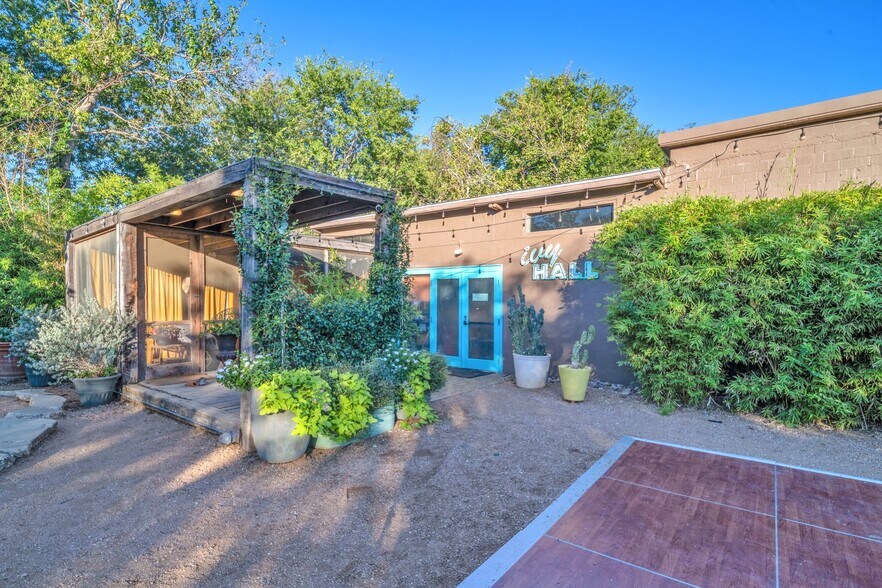 More Photos Of 1127 S St Marys St, San Antonio Restaurant For Sale