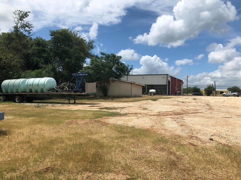 More Photos Of 12440 US Hwy 181 S, San Antonio Flex For Sale