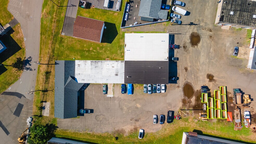 More Photos Of 59 Old Broadway E, North Haven Showroom For Sale