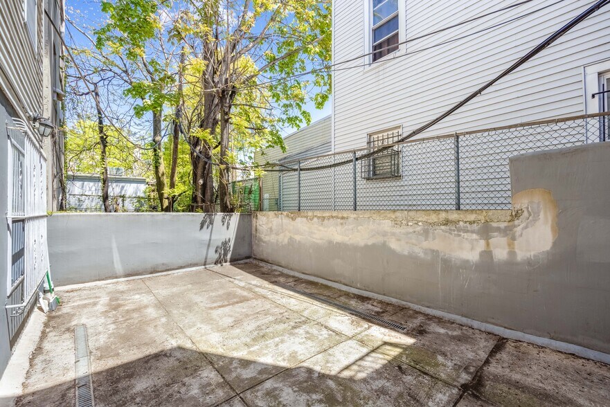 More Photos Of 6702 Bergenline Ave, West New York Storefront Retail Office For Lease