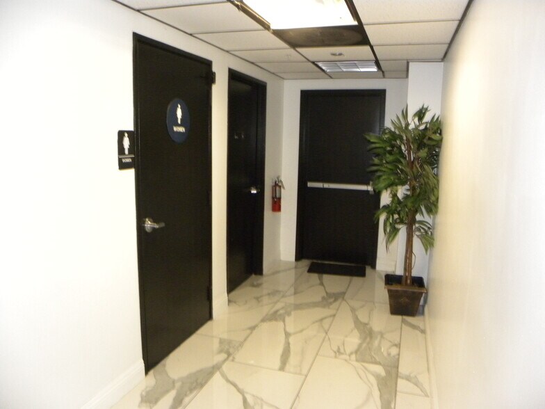 More Photos Of 4225 Crenshaw Blvd, Los Angeles Bar For Lease