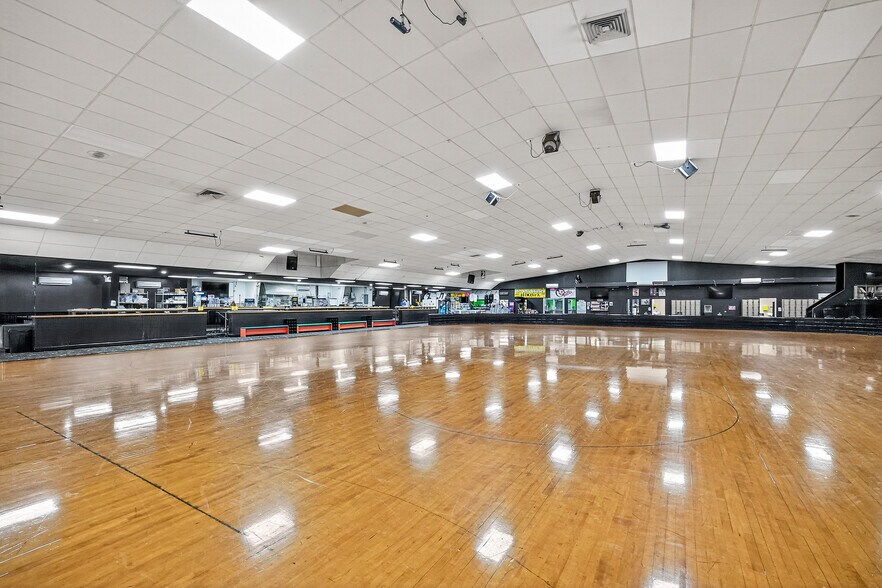More Photos Of 1R Lawton Ave, Taunton Skating Rink For Lease