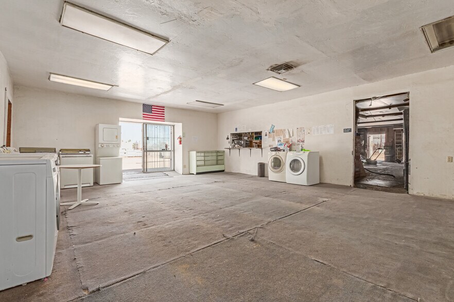 More Photos Of 5850 W Market St, Glendale Service For Sale