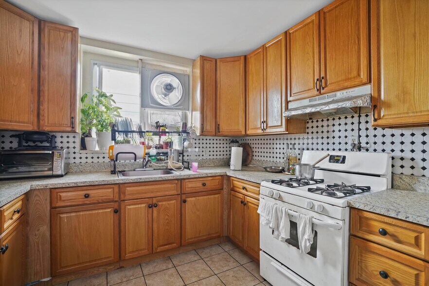 More Photos Of 1890 W 6th St, Brooklyn Storefront Retail Residential For Sale