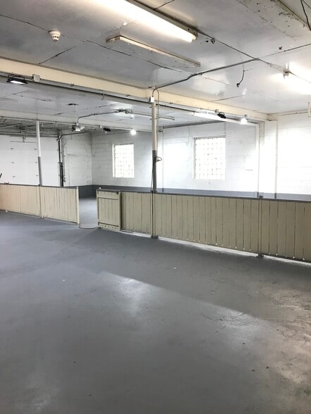 More Photos Of 4616 W Fullerton Ave, Chicago Light Manufacturing For Sale